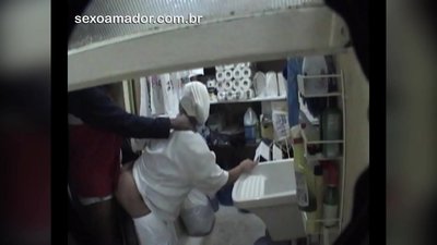 Motoboy ten relacións sexuais cunha muller da limpeza nun restaurante entre as entregas