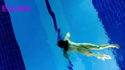 Non podo deixar de mirar, unha moza loira que é sorprendida nadando espida na piscina do resort ELLA BOLT
