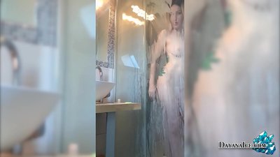 Bebé cun traseiro suculento masturbase na ducha