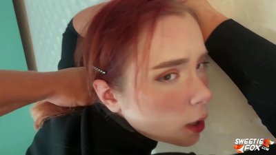 Home Fodido na Boca e Coño Obediente Pelirrojo Skimpy e Cum nas Tetas
