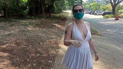 Desnudez pública: unha moza de Rusia intenta quitarse a roupa nas rúas de Río de Janeiro. Case foi arrestada.