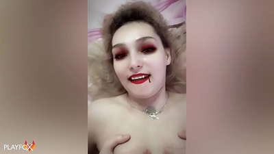 Ivan Helsing fódese con forza a un vampiro sexy e bótalle o culo