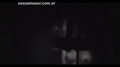 Blondie é gravada en segredo por un voyeur do barrio escondido detrás de ladrillos ocos