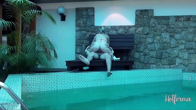 O xefe invita a criada á piscina, pero non puido resistirse a un quente