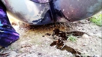 Meando na rúa! Ven ver a LilKiwwiMonster mollar as bragas e facer pis na terra!