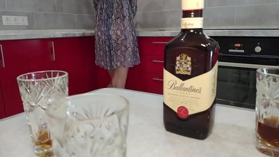 Sexo coa esposa borracha dun amigo. Espero non deixala embarazada.