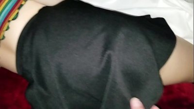 A irmá de alumna virxe durmida recibe o seu cu axustado cos dedos
