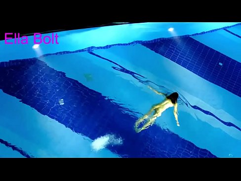 ❤️ Non podo deixar de mirar, unha moza loira que é sorprendida nadando espida na piscina do resort ELLA BOLT Vídeo de puta  na pornografía gl.com-porn-mz.ru ️❤