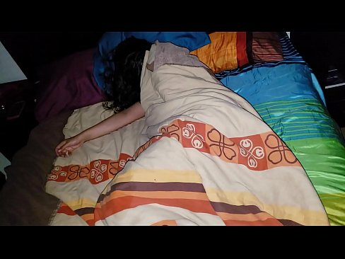 ❤️ Fillastro reprendendo á súa nova madrasta mentres ela dorme. Vídeo de puta  na pornografía gl.com-porn-mz.ru ️❤