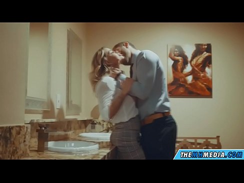 ❤️ Cando unha loura tetona seduce nun baño público Vídeo de puta  na pornografía gl.com-porn-mz.ru ️❤